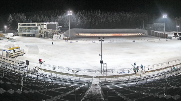 Celkov pohled na osvtlenou Vysoina Arenu. Na tribuny stadionu se vejde 18 tisc divk, kte budou mt ten nejatraktivnj vhled na stelnici. Dalch sedm tisc lid by se mohlo rozprostt kolem trati.