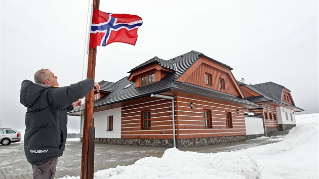 Majitel penzionu ve Vlachovicích Roman Haník vyvuje norskou vlajku. Práv