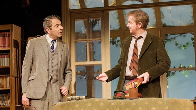 Rowan Atkinson a Matthew Cottle v divadeln he Quartermaine's Terms (Quartermaineovy podmnky)