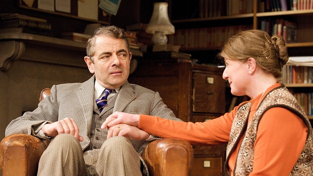 Rowan Atkinson a Felicity Montague v divadeln he Quartermaine's Terms (Quartermaineovy podmnky)