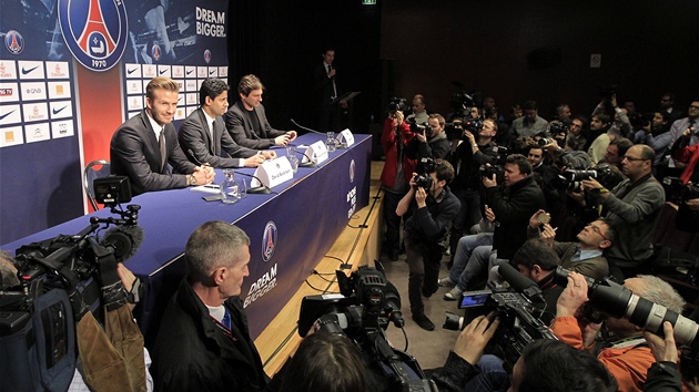 MEDILN HUMBUK. Zstupci Paris St. Germain oznamuj angam Davida Beckhama na tiskov konferenci. 