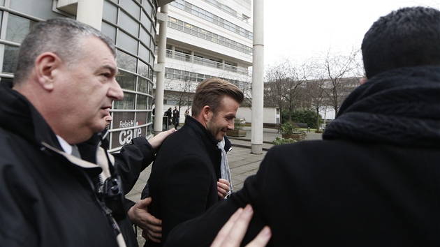 ZDRAVOTN PROHLDKA. David Beckham dorazil do Pae. Na fotografii jde v doprovodu bodyguard na zdravotn prohldku.