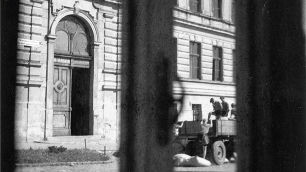 Josef Sedlek z okna svho domu tajn vyfotografoval i dohru transport. lenov Hitlerjugend odvej zbyl zavazadla a slamnky, na kterch vtina deportovanch strvila jednu z poslednch noc ivota.
