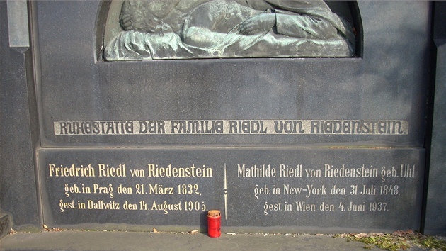 Mu bronzovou plastiku ukradl z hrobu zakladatele Dalovic, barona Friedricha Riedl von Riedenstein.