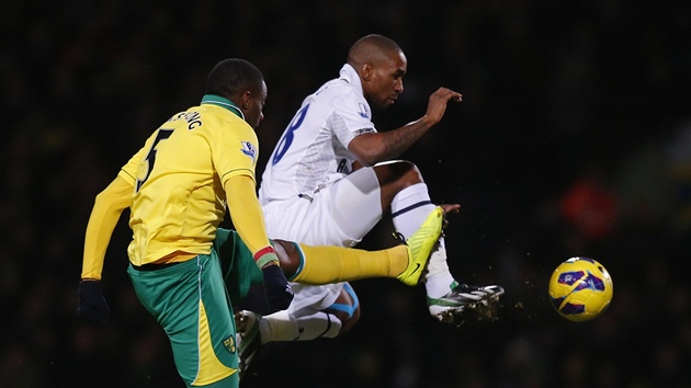 Sebastien Bassong (vlevo) z Norwiche bojuje o m s Jermainem Defoem z Tottenhamu.