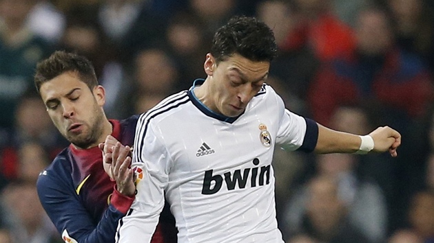 Mesut zil (vpravo) z Realu Madrid bojuje o m s Jordim Albou z Barcelony.