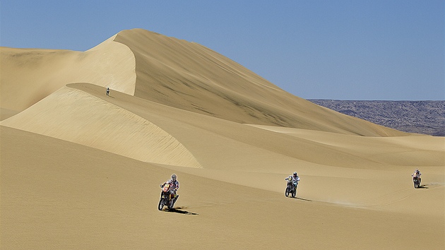 NA DUNÁCH. Trojice motorká závodících na Dakaru 2013 v jihoamerických