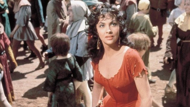 Gina Lollobrigida coby Esmeralda ve filmu Zvonk u Matky Bo (1956)