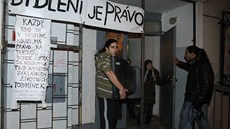 Aktivisté rozvěsili po ubytovně transparenty. Aktivisté rozvěsili po ubytovně transparenty.