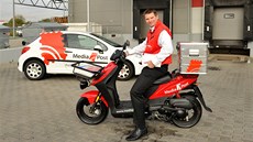Martin Dzúr, jednatel MediaServisu si vyzkoušel práci doručovatele. Martin Dzúr, jednatel MediaServisu si vyzkoušel práci doručovatele.