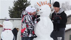 koláci z Ostravy-Staré Blé stavjí snhuláka pro dti z Gambie. (29. ledna