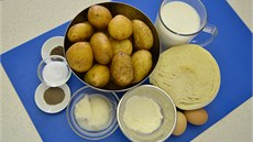Ingredience potebné na valaský kapuník: hlávkové zelí, brambory, vejce, sl,...