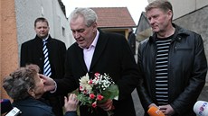 Miloš Zeman se loučí se sousedkou Věrou Popkovou, od níž dostal na cestu Miloš Zeman se loučí se sousedkou Věrou Popkovou, od níž dostal na cestu