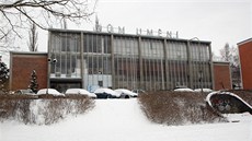K železobetonové prosklené budově Domu umění na kopci nad Gahurovým prospektem... K železobetonové prosklené budově Domu umění na kopci nad Gahurovým prospektem...