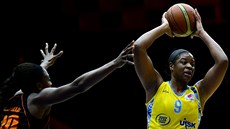 Nnemkadi Ogwumikeová (vlevo) z polských Polkowic atakuje Kiu Vaughnovou z USK Nnemkadi Ogwumikeová (vlevo) z polských Polkowic atakuje Kiu Vaughnovou z USK