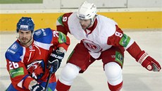 Michal Řepík (vlevo) z týmu Lev Praha uniká Joshi Hennessymu z Viťazu Čechov. Michal Řepík (vlevo) z týmu Lev Praha uniká Joshi Hennessymu z Viťazu Čechov.