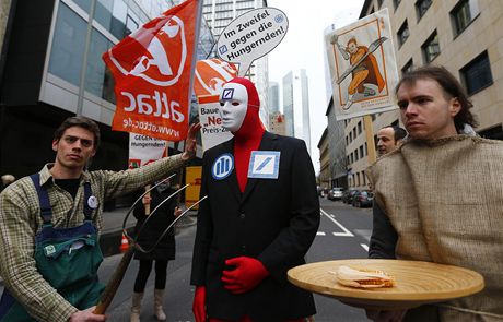 Demonstranti ped sídlem nejvtího podniku v Nmecku - Deutsche Bank -...