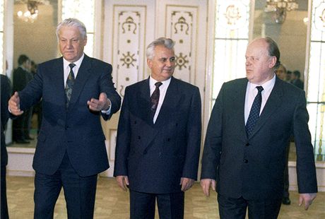 Ruský prezident Boris Jelcin (vlevo), ukrajinský prezident Leonid Kravuk