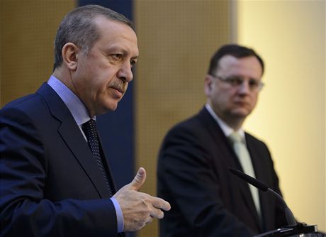 Turecký premiér Recep Tayyip Erdogan pi setkání s pedsedou eské vlády Petrem