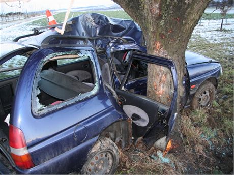 U Tuína nabouralo auto do stromu. Spolujezdkyn na míst zemela.