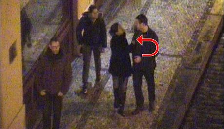 Pedstírání nabídky sexuálních slueb je jedním z trik, které kapsáky pouívají. Snímek zachycuje kapsáky v akci v Praze, odkud ena do Mostu pijela.