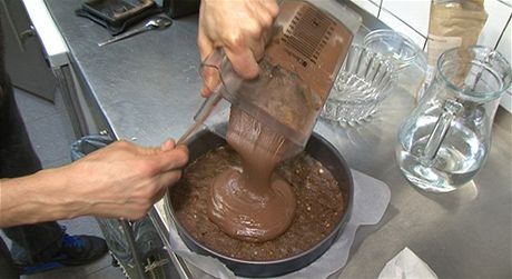 Kakaovou hmotu nalijte do dortov formy na pipravenou spodn st. 