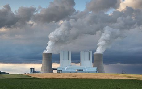 Dva nedávno sputné nové bloky nmecké uhelné elektrárny Neurath s výkonem po 1 100 megawatt.