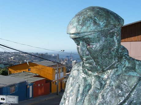 Socha chilského básníka a diplomata Pabla Nerudy ve mst Valparaiso.