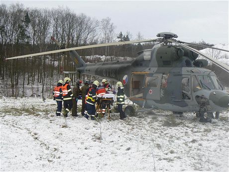 S transportem tce zranného mue do vrtulníku pomáhali záchranám hasii.