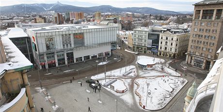 Dladiky na námstí praskají pedevím v rozích a na krajích. Na nkterých