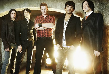 O Queens of the Stone Age letos rockoví fanouci jet hodn uslyí. A nejen na