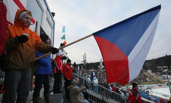 VZPOMÍNKA NA ROK 2013. Takhle to vypadalo na tribunách pi mistrovství svta. Celkem ho naivo z tribun vidlo pes 200 tisíc fanouk.