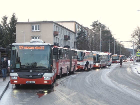 Na Zbraslavi náledí zablokovalo autobusovou dopravu.