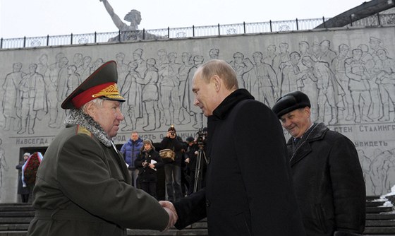 Vladimir Putin promlouvá si v den 70. výroí bitvy u Stalingradu potásá rukou