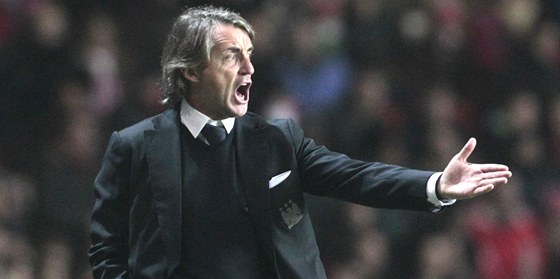 HRAJTE! Roberto Mancini, manaer Manchesteru City, nespokojen sleduje, jak