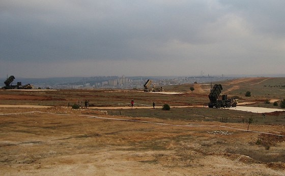 Baterie amerických stel Patriot nad tureckým mstem Gaziantep