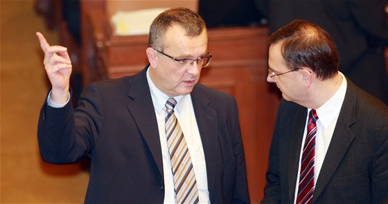 Premiér Petr Neas a ministr financí Miroslav Kalousek v Poslanecké snmovn