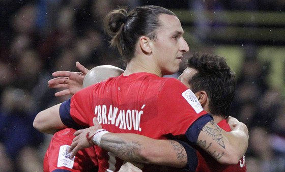 HVZDA V OBJETÍ. Zlatan Ibrahimovic v dresu Paris Saint Germain záí. 