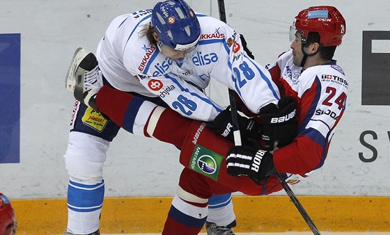 OSTRÝ STET. Miika Lahti z Finska nijak neetí Alexandra Popova z Ruska.  