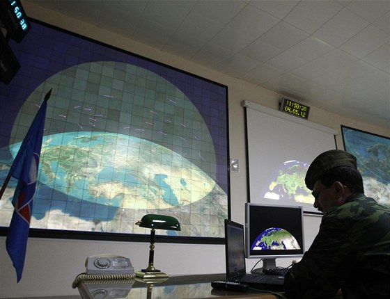 Ruský dstojník kontroluje monitory na radarové základn u Moskvy. Rusko mlo