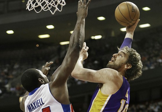Pau Gasol (vpravo) z Los Angeles Lakers se snaí zakonit pes bránícího Jasona
