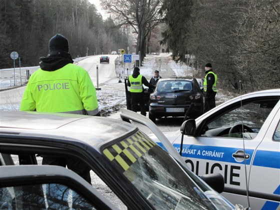 Policisté ze speciálního týmu Krystal se pi kontrolách v pohranií intenzivn