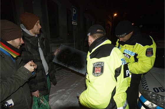 Nelegální noní akci herecké trojice pekazila policie. 