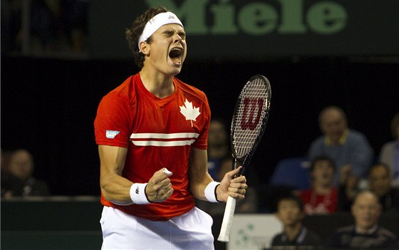 VÍTZNÝ EV. Kanadský tenista Milos Raonic vybojoval v daviscupovém klání proti...