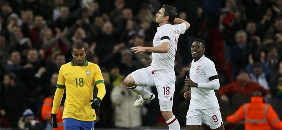 RADOSTNÝ SKOK. Záloník Frank Lampard práv rozhodl o výhe Anglie 2:1 nad Brazílií.