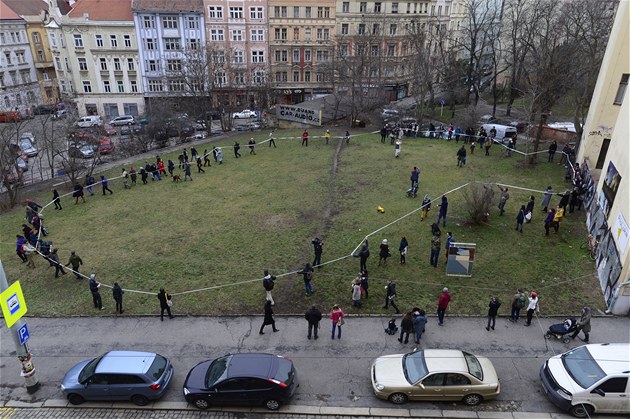 Uastníci happeningu ivá socha