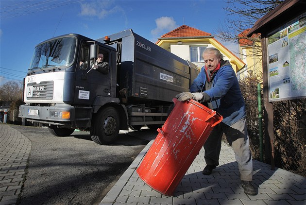 V Nmovicích na Rokycansku si poídili vlastní popeláské auto, tento týden