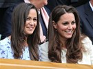 Pippa Middletonová (vlevo) a Kate, vévodkyn z Cambridge ve Wimbledonu.