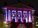Nasvcen budova Sttn opery Praha, kde se konal tradin Ples v Opee