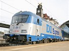 D1 Express eských drah vyjídí z praského hlavního nádraí. Cestu z Prahy do